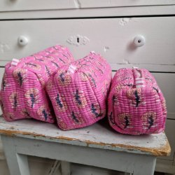  Pink Indiske Bloktrykte kosmetik/toilettasker med grafiske trer.