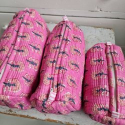  Pink Indiske Bloktrykte kosmetik/toilettasker med grafiske trer.