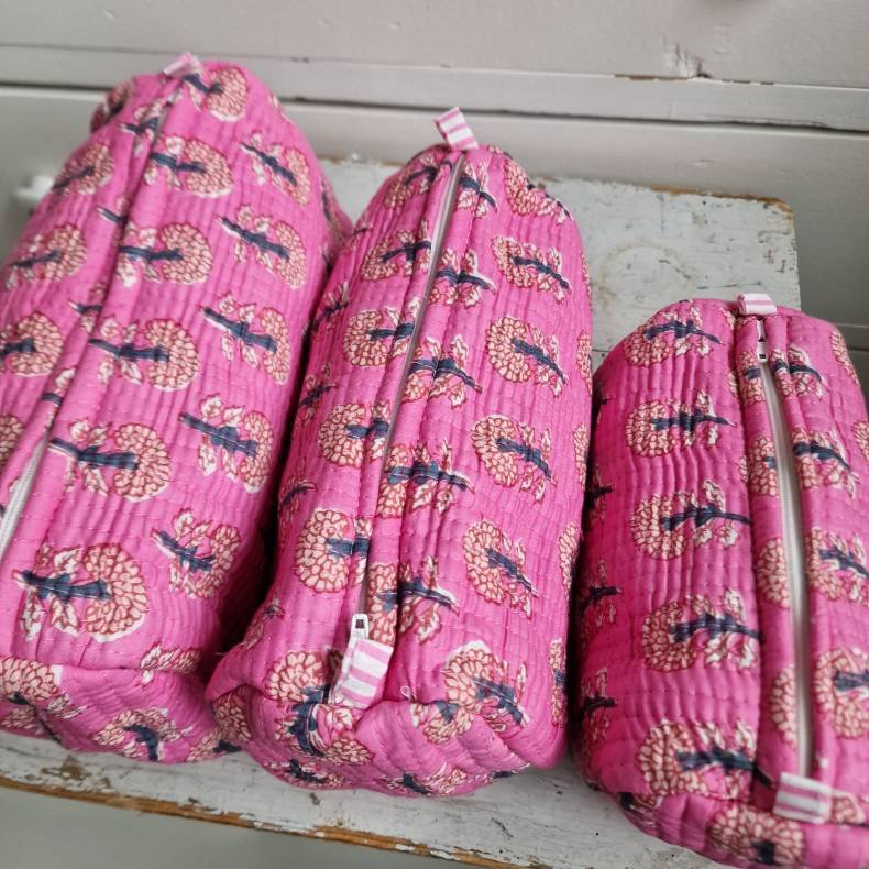  Pink Indiske Bloktrykte kosmetik/toilettasker med grafiske trer.