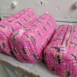  Pink Indiske Bloktrykte kosmetik/toilettasker med grafiske trer.