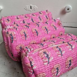  Pink Indiske Bloktrykte kosmetik/toilettasker med grafiske trer.