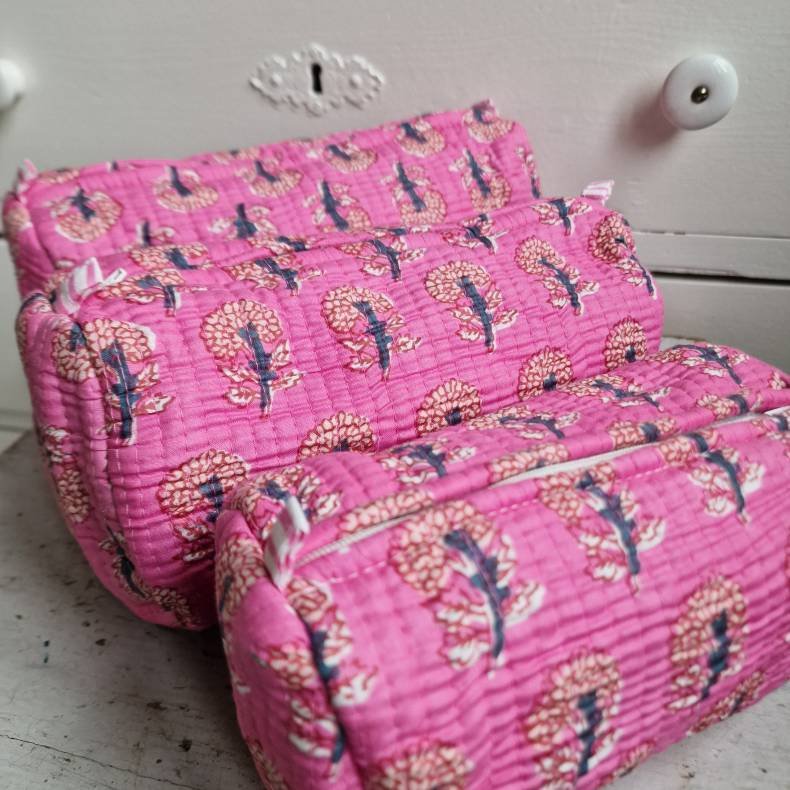  Pink Indiske Bloktrykte kosmetik/toilettasker med grafiske trer.
