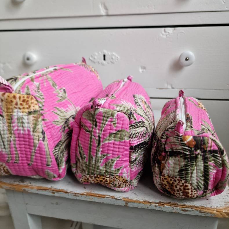 Pink Indiske Bloktrykte kosmetik/toilettasker med tigere og palmer.