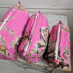 Pink Indiske Bloktrykte kosmetik/toilettasker med tigere og palmer.