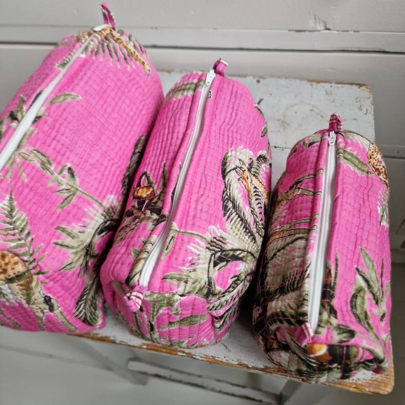 Pink Indiske Bloktrykte kosmetik/toilettasker med tigere og palmer.