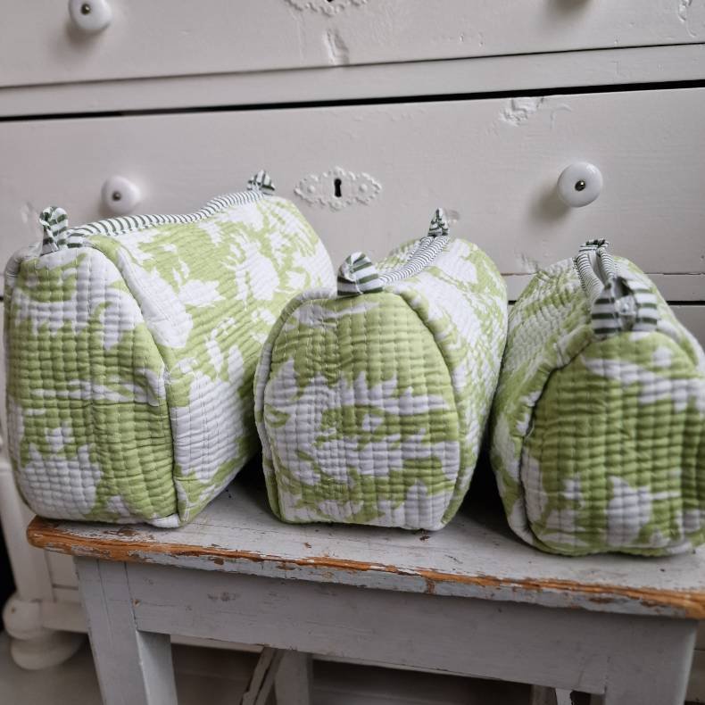 Lysegrnne Indiske Bloktrykte kosmetik/toilettasker med blomster.