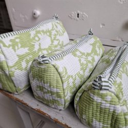 Lysegrnne Indiske Bloktrykte kosmetik/toilettasker med blomster.