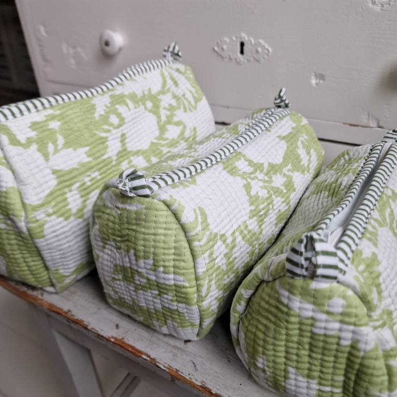 Lysegrnne Indiske Bloktrykte kosmetik/toilettasker med blomster.