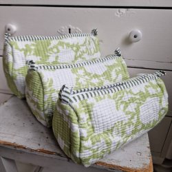 Lysegrnne Indiske Bloktrykte kosmetik/toilettasker med blomster.