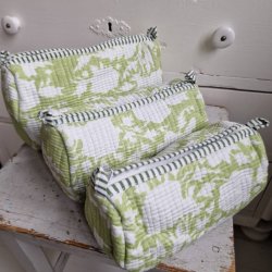 Lysegrnne Indiske Bloktrykte kosmetik/toilettasker med blomster.