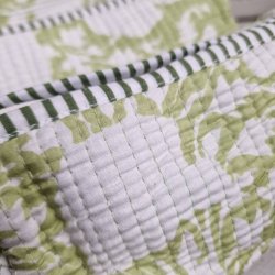 Lysegrnne Indiske Bloktrykte kosmetik/toilettasker med blomster.