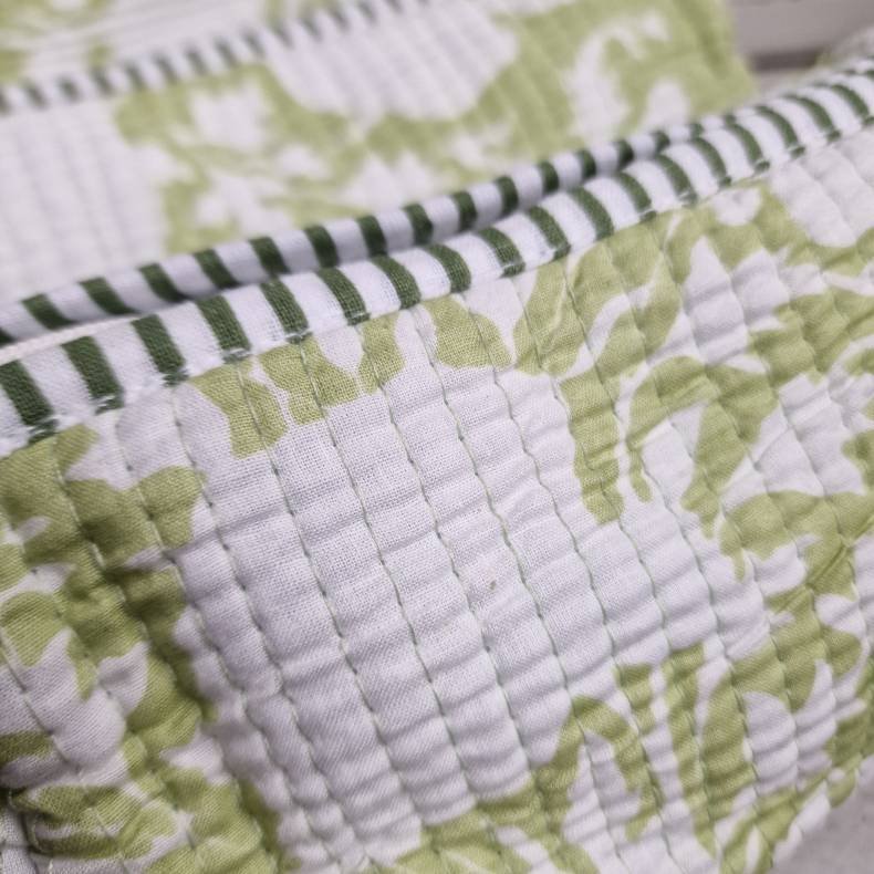 Lysegrnne Indiske Bloktrykte kosmetik/toilettasker med blomster.