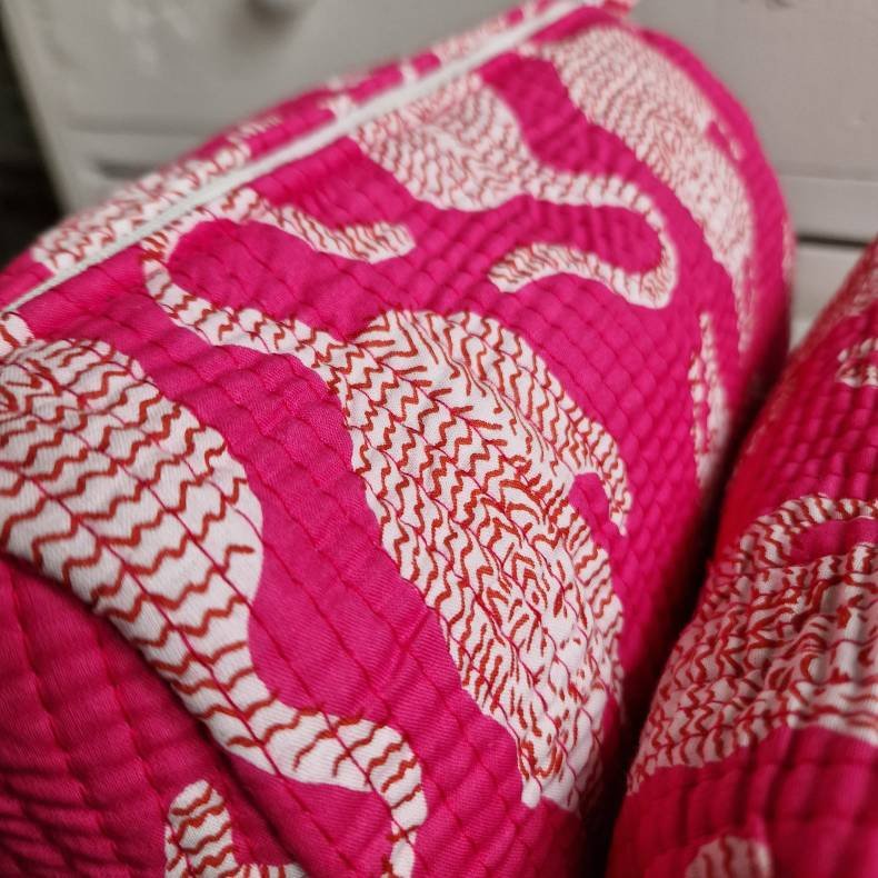 Pink Indiske Bloktrykte kosmetik/toilettasker med tigere.