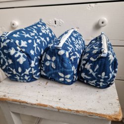 Bl Indiske Bloktrykte kosmetik/toilettasker med fldefarvet naivt grafisk mnster