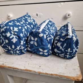 Bl Indiske Bloktrykte kosmetik/toilettasker med fldefarvet naivt grafisk mnster