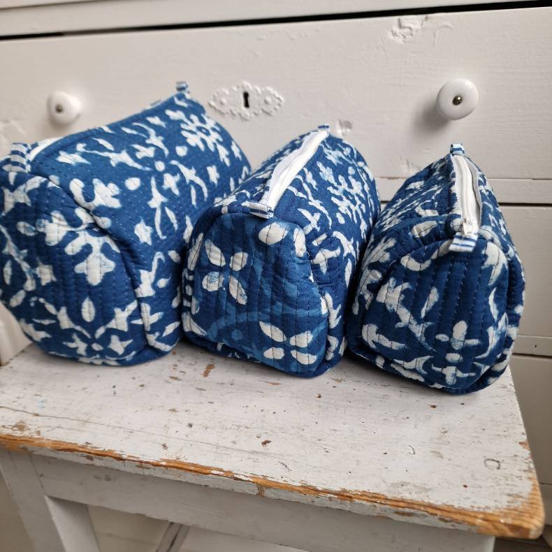 Bl Indiske Bloktrykte kosmetik/toilettasker med fldefarvet naivt grafisk mnster