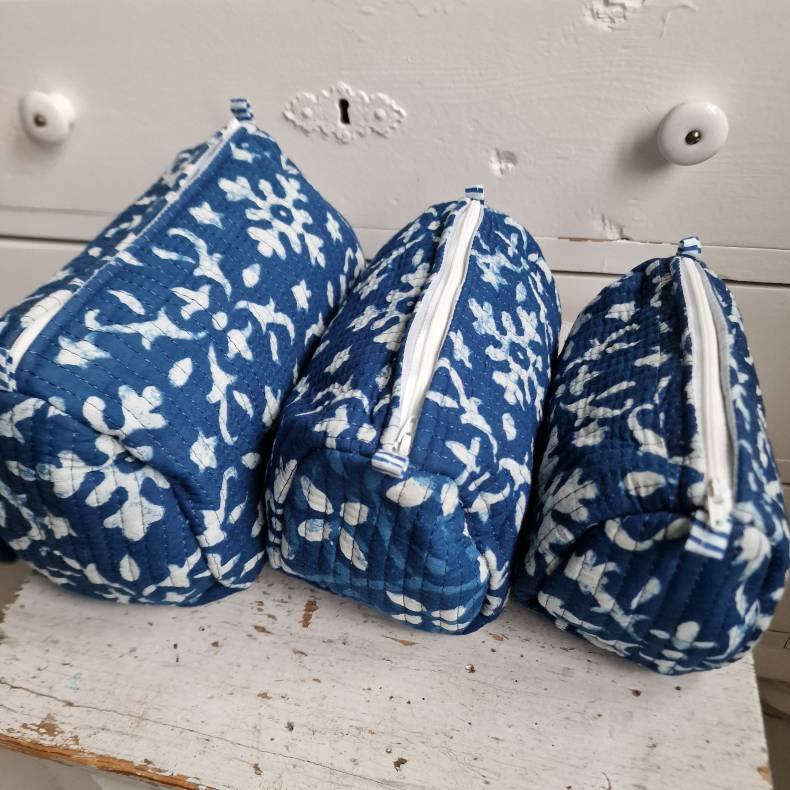 Bl Indiske Bloktrykte kosmetik/toilettasker med fldefarvet naivt grafisk mnster