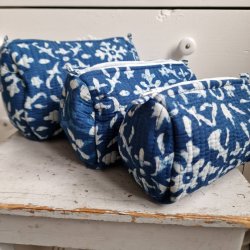 Bl Indiske Bloktrykte kosmetik/toilettasker med fldefarvet naivt grafisk mnster