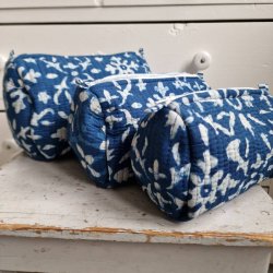 Bl Indiske Bloktrykte kosmetik/toilettasker med fldefarvet naivt grafisk mnster