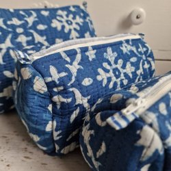 Bl Indiske Bloktrykte kosmetik/toilettasker med fldefarvet naivt grafisk mnster