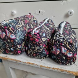 Sorte Indiske Bloktrykte kosmetik/toilettasker med blomster.