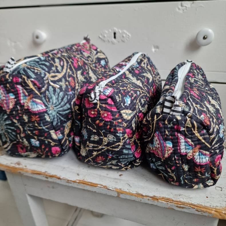 Sorte Indiske Bloktrykte kosmetik/toilettasker med blomster.