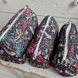 Sorte Indiske Bloktrykte kosmetik/toilettasker med blomster.