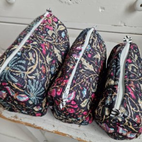 Sorte Indiske Bloktrykte kosmetik/toilettasker med blomster.