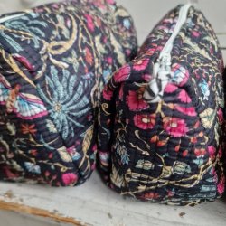 Sorte Indiske Bloktrykte kosmetik/toilettasker med blomster.