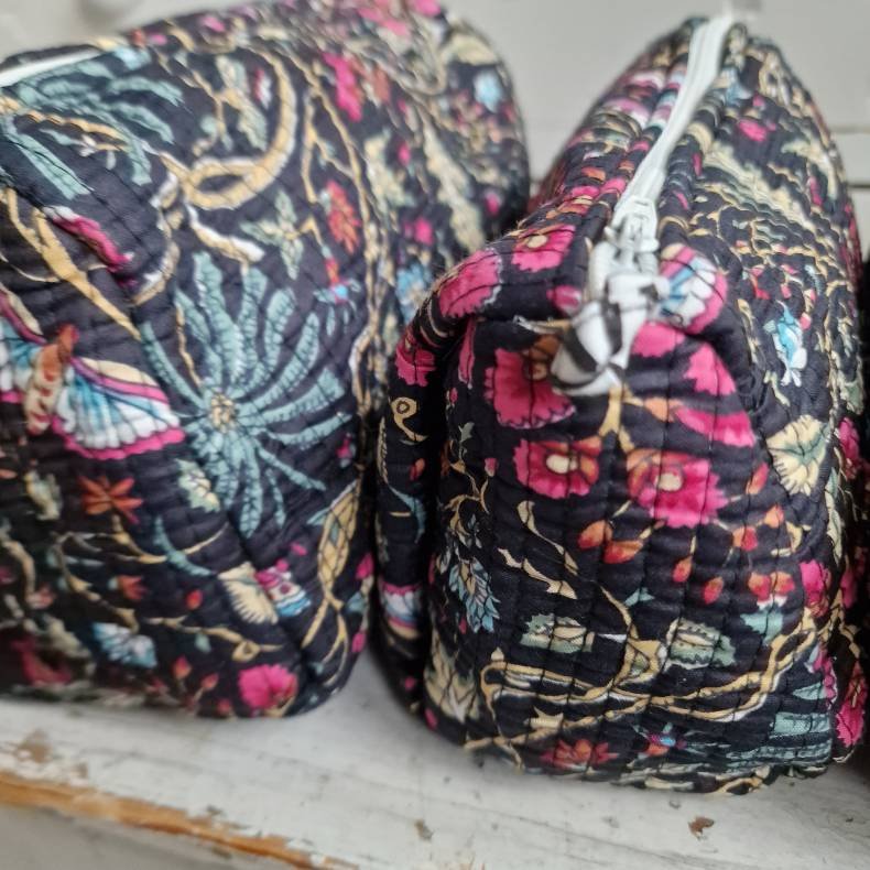 Sorte Indiske Bloktrykte kosmetik/toilettasker med blomster.