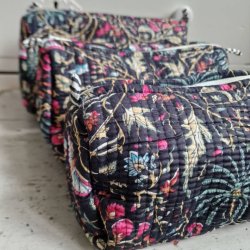 Sorte Indiske Bloktrykte kosmetik/toilettasker med blomster.