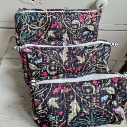 Sorte Indiske Bloktrykte kosmetik/toilettasker med blomster.