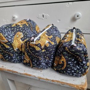 Sorte Indiske Bloktrykte kosmetik/toilettasker med tigere og grnt lv