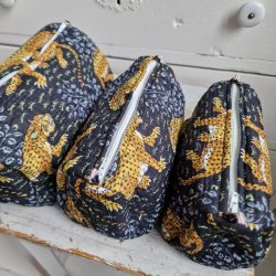 Sorte Indiske Bloktrykte kosmetik/toilettasker med tigere og grnt lv