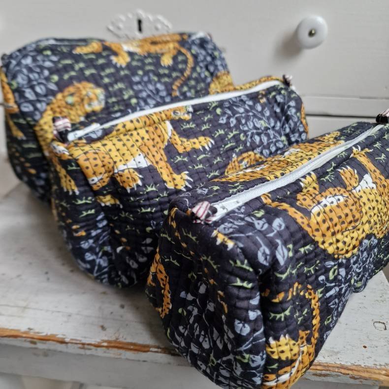 Sorte Indiske Bloktrykte kosmetik/toilettasker med tigere og grnt lv