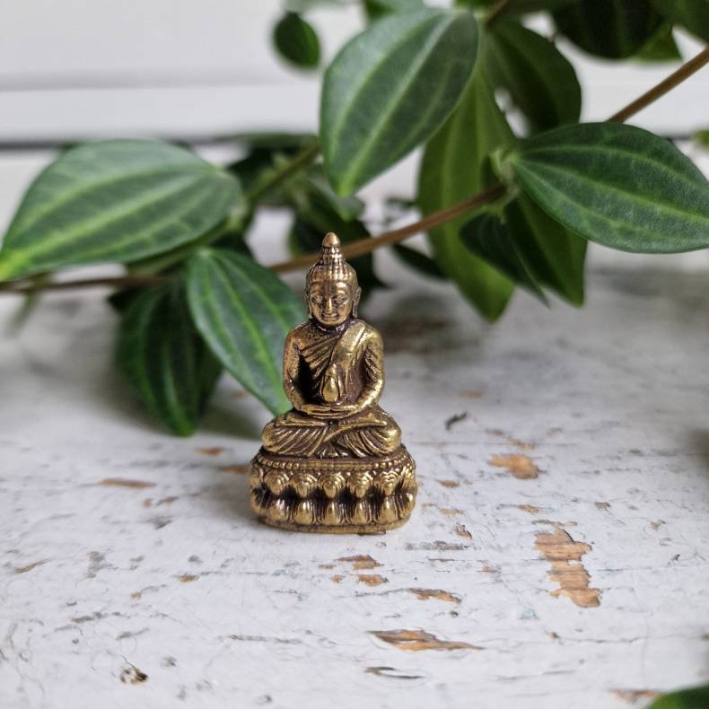 Lille siddende Buddha figur i messing � Meditativ ro og balance p� lotusbase
