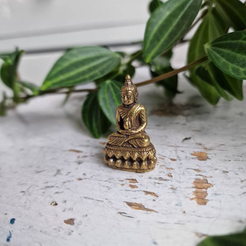 Lille siddende Buddha figur i messing � Meditativ ro og balance p� lotusbase