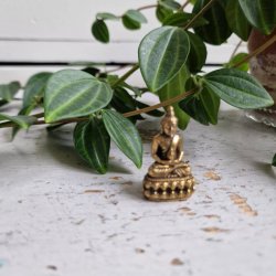 Lille siddende Buddha figur i messing � Meditativ ro og balance p� lotusbase
