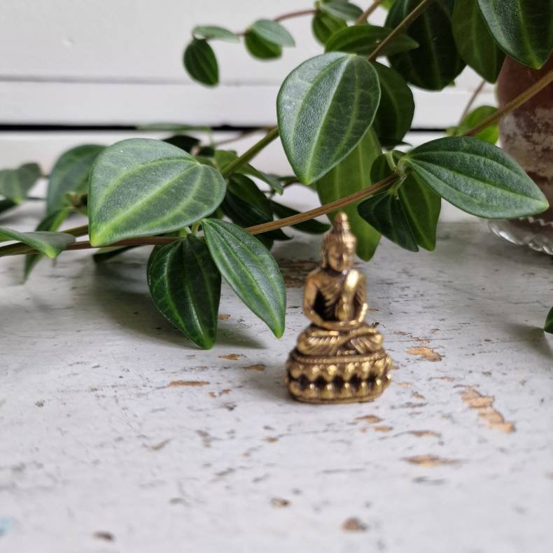 Lille siddende Buddha figur i messing � Meditativ ro og balance p� lotusbase