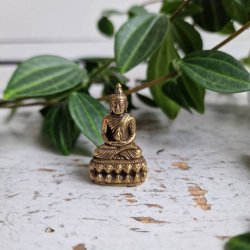 Lille siddende Buddha figur i messing � Meditativ ro og balance p� lotusbase