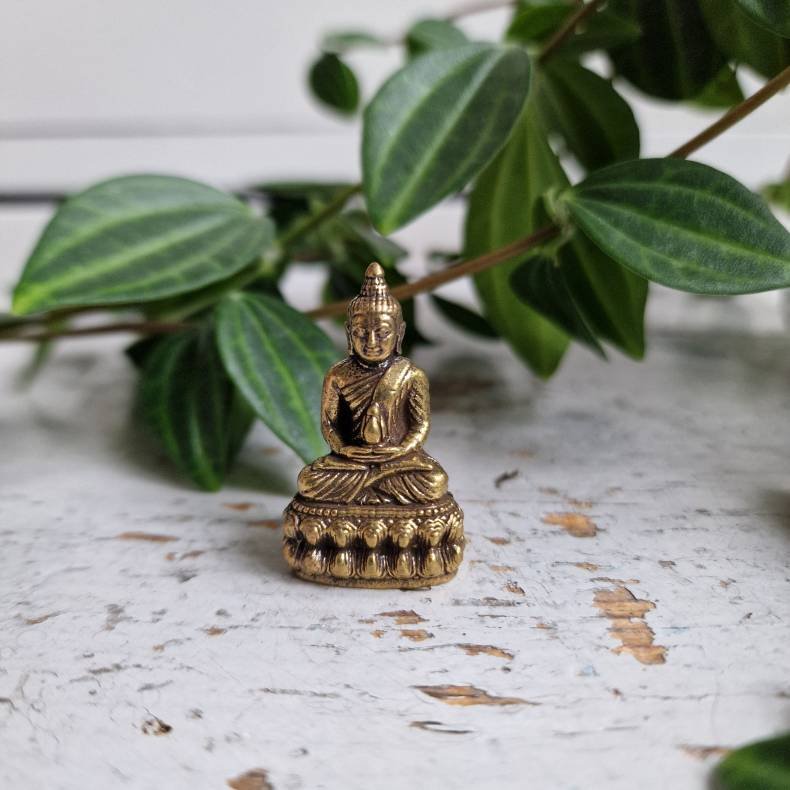 Lille siddende Buddha figur i messing � Meditativ ro og balance p� lotusbase
