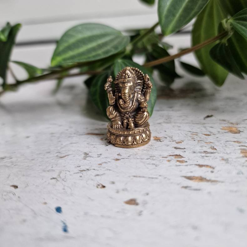 Lille Ganesha figur i messing � Spirituel dekoration og symbol p� nye begyndelser