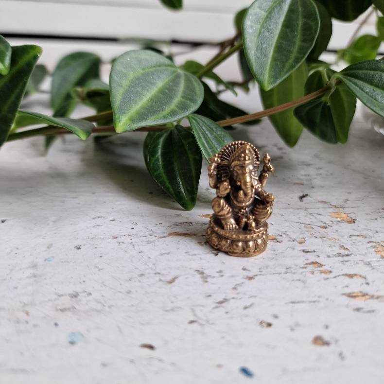 Lille Ganesha figur i messing � Spirituel dekoration og symbol p� nye begyndelser