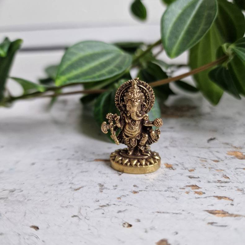 St�ende Ganesha figur i messing � Spirituel dekoration og symbol p� styrke og fremgang