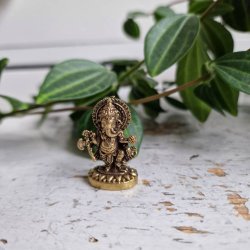 St�ende Ganesha figur i messing � Spirituel dekoration og symbol p� styrke og fremgang