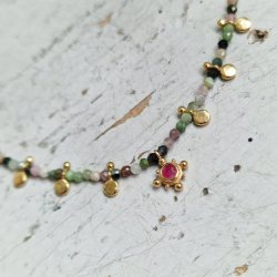 Turmalin halsk�de med ryby vedh�ng og smukke m�nter