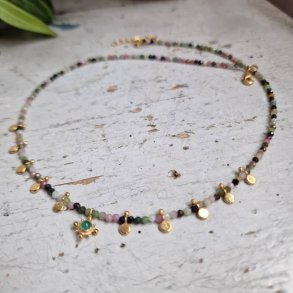 Turmalin halsk�de med gr�n onyx vedh�ng og smukke m�nter