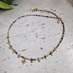 Turmalin halsk�de med gr�n onyx vedh�ng og smukke m�nter