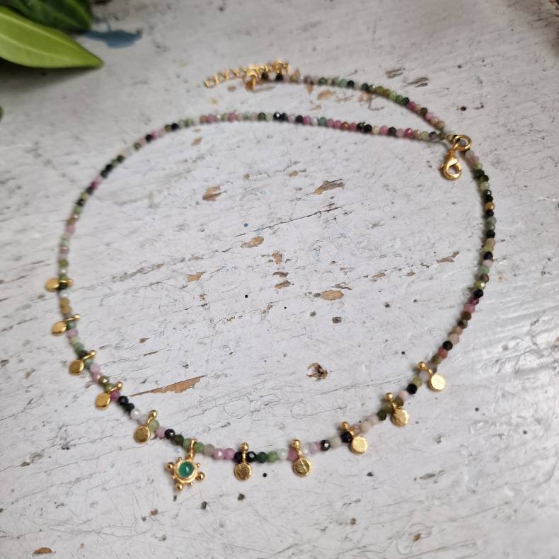 Turmalin halsk�de med gr�n onyx vedh�ng og smukke m�nter