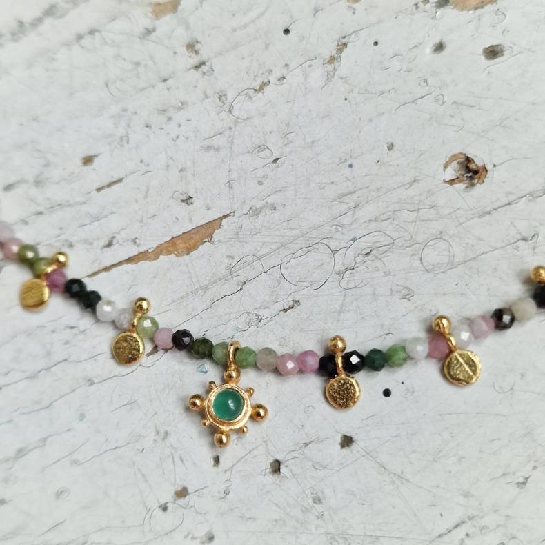 Turmalin halsk�de med gr�n onyx vedh�ng og smukke m�nter